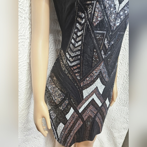 Elegant Black and Silver Geometric Dress - Picture 4 of 6